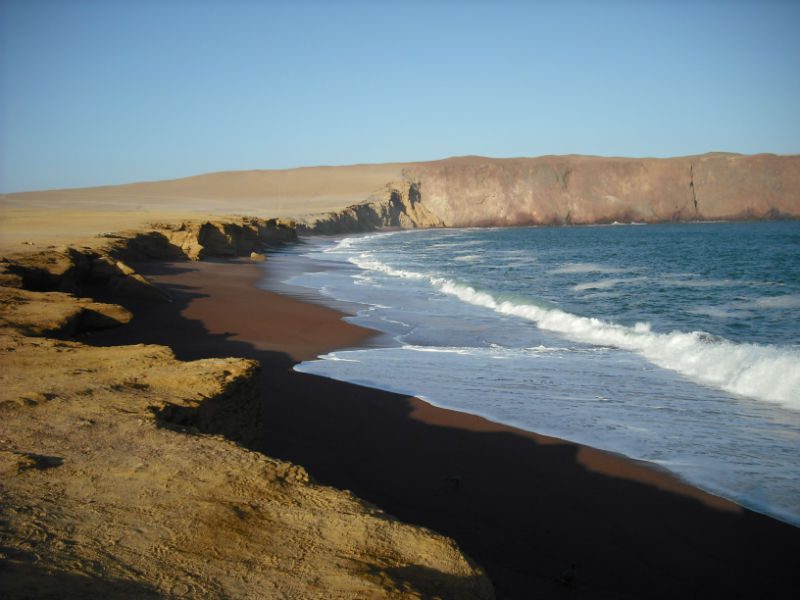 Vista de Playa Roja en la Reserva Paracas, una de las playas más bellas, sin embargo, La Mina es la preferida para los turistas